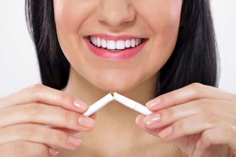A menina quebrou um cigarro