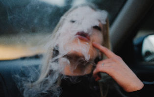 Menina fumante